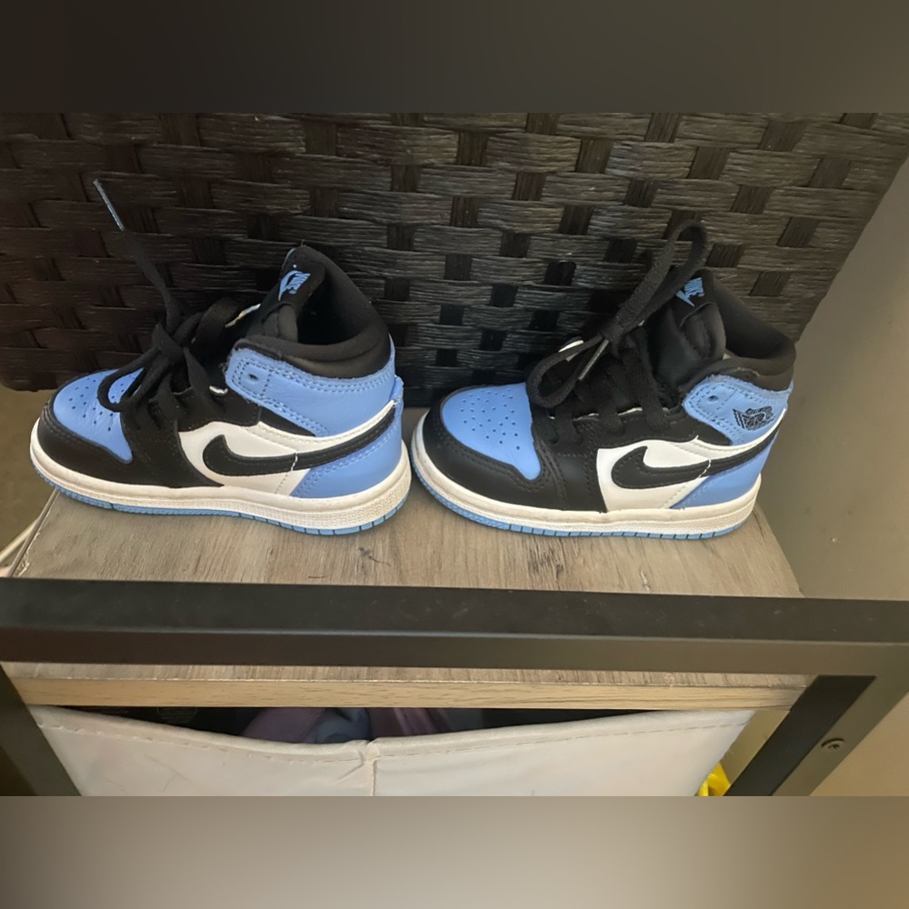 Jordan 1s university blue toddler size 5c